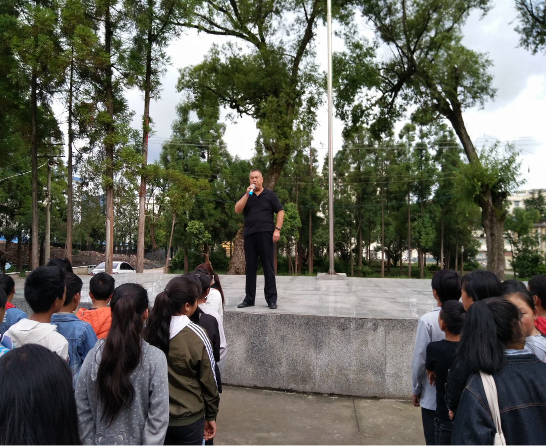 昭觉民族中学举行散学典礼暨暑期安全教育2 昭觉民族中学举行散学典礼暨暑期安全教育2